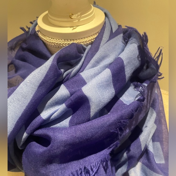Vince Camuto Scarf with blue and light blue stripes and fringe detailing. - Picture 2 of 6